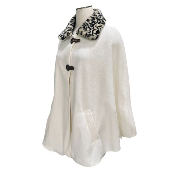 Le Moda White Cape Coat Faux Fur Leopard Collar Toggle Closure Cozy Chic Retro - Picture 6 of 9